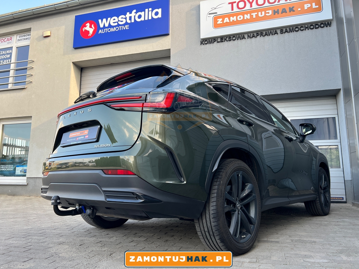 zdjecie z prawego tylnego narożnika samochodu na zdjeciu nowy lexus hybrydowy plug in nx 450+ z hakiem holowniczym na gwarancji 